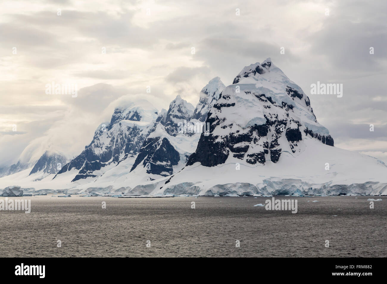 Schroffe Berge entlang der Küste der antarktischen Halbinsel, Antarktis. Stockfoto