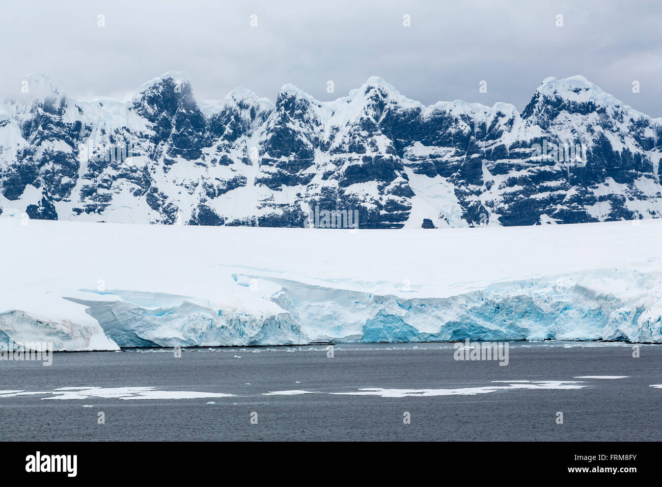 Schroffe Berge mit Eis und Schnee auf der antarktischen Halbinsel, Antarktis. Stockfoto