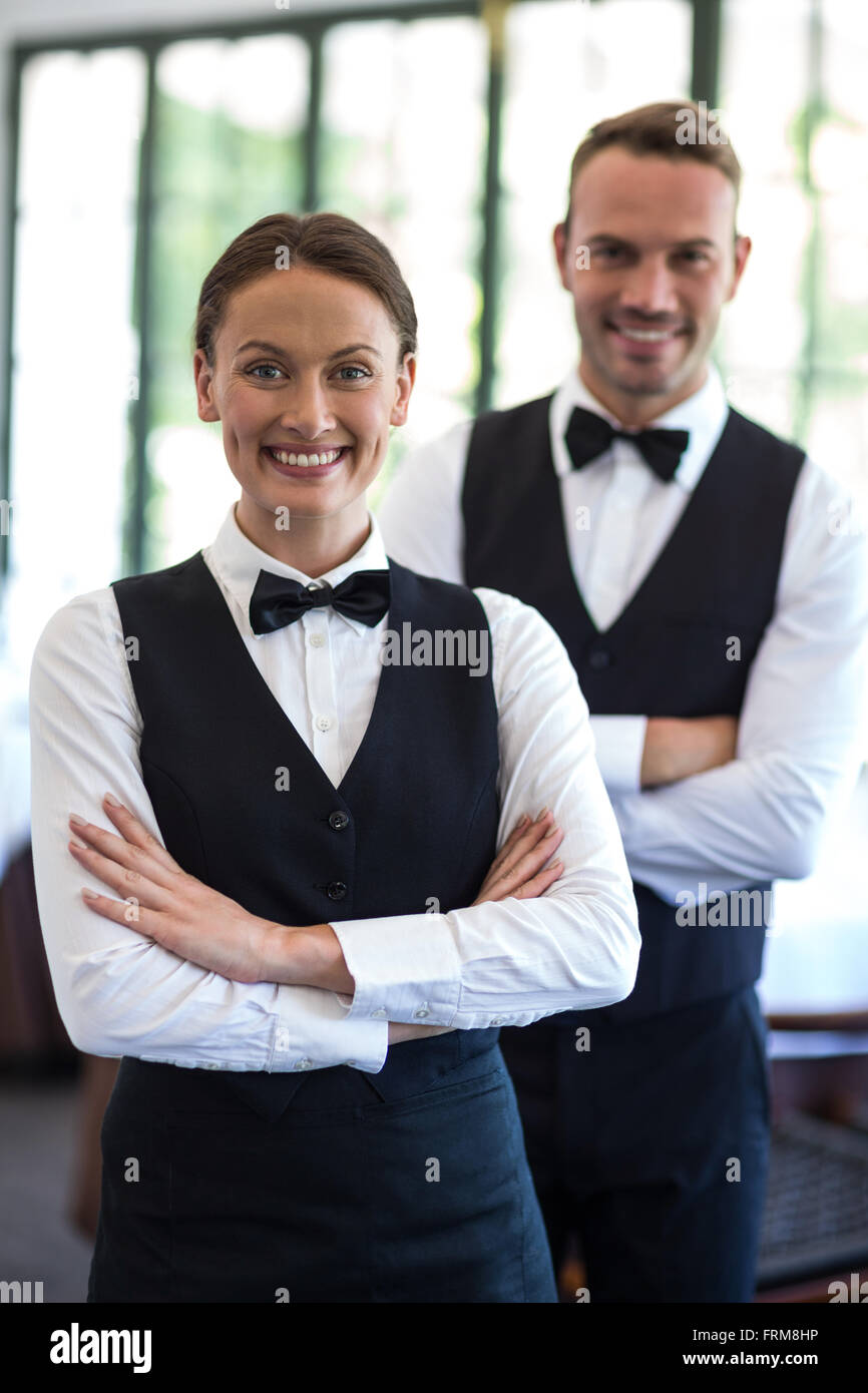 Kellner lächelnd in die Kamera Stockfoto