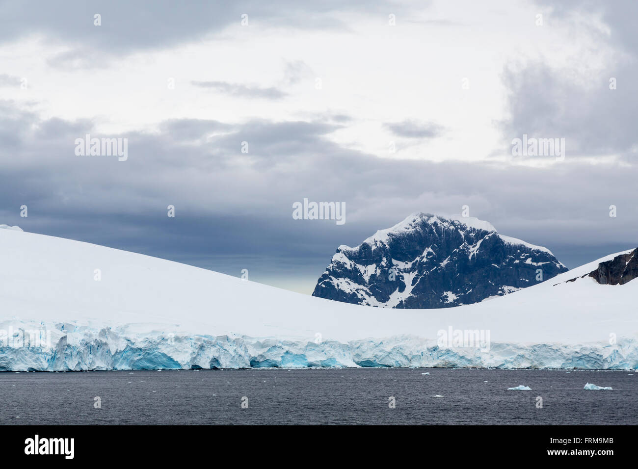 Schroffe Berge mit Eis und Schnee auf der antarktischen Halbinsel, Antarktis. Stockfoto