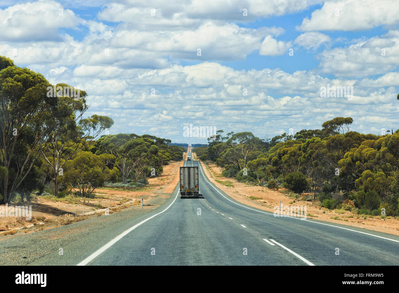 Lange remote Eyre Highway im Nullarbor Plain of Western Australia mit einsamen Straße Zug LKW und touristischen Wohnwagen van Stockfoto