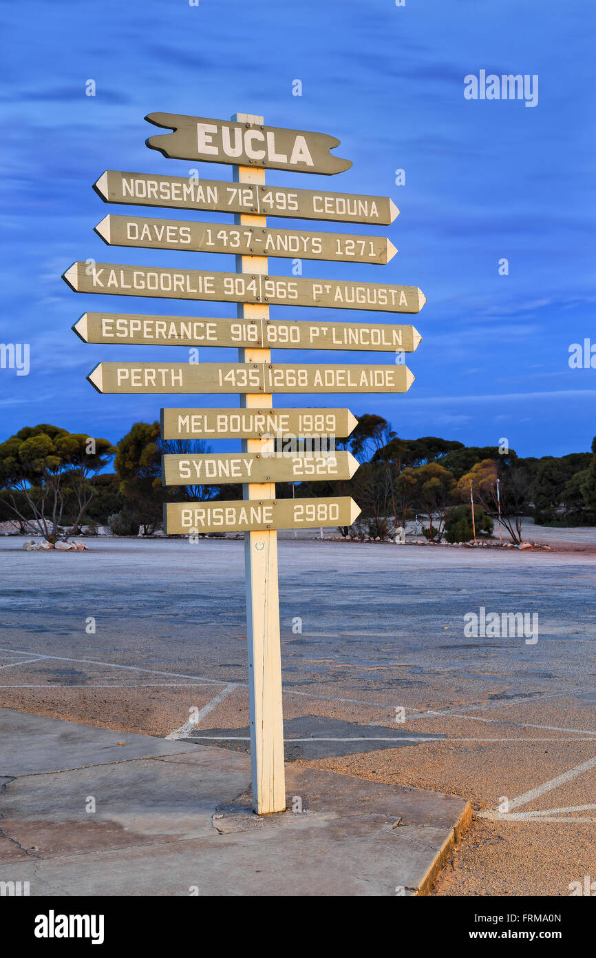 Entfernten Wegweiser in Eucla, Westaustralien mit Richtungen und Entfernungen zu bekannten Zielen rund um Australien. Stockfoto