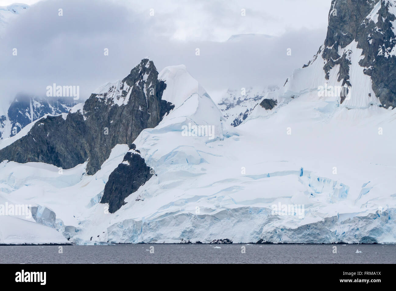 Schroffe Berge mit Eis und Schnee auf der antarktischen Halbinsel, Antarktis. Stockfoto