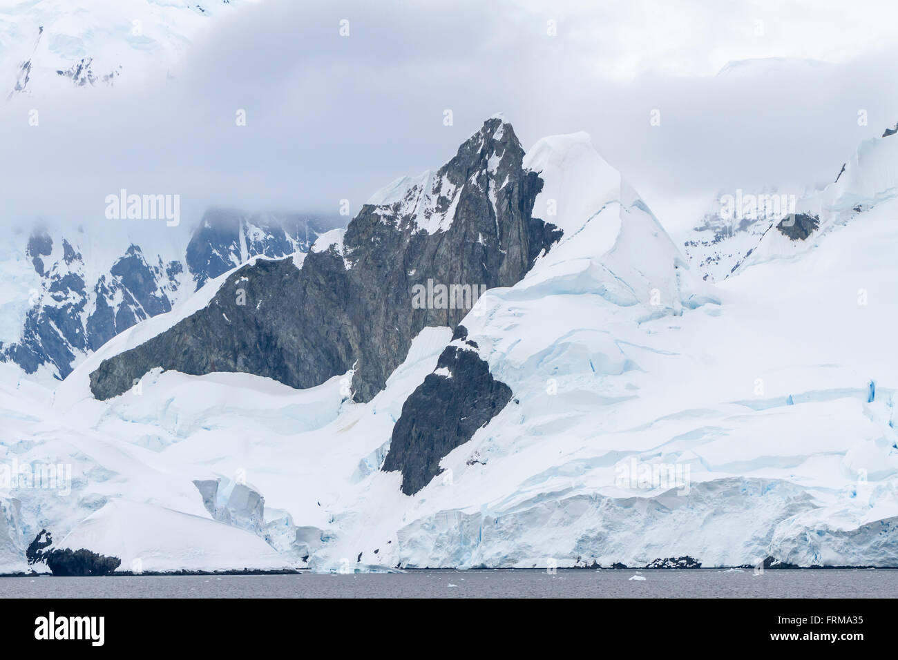 Schroffe Berge mit Eis und Schnee auf der antarktischen Halbinsel, Antarktis. Stockfoto