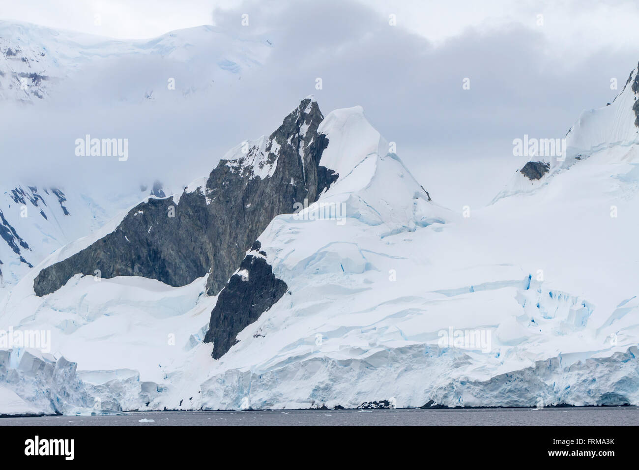 Schroffe Berge mit Eis und Schnee auf der antarktischen Halbinsel, Antarktis. Stockfoto