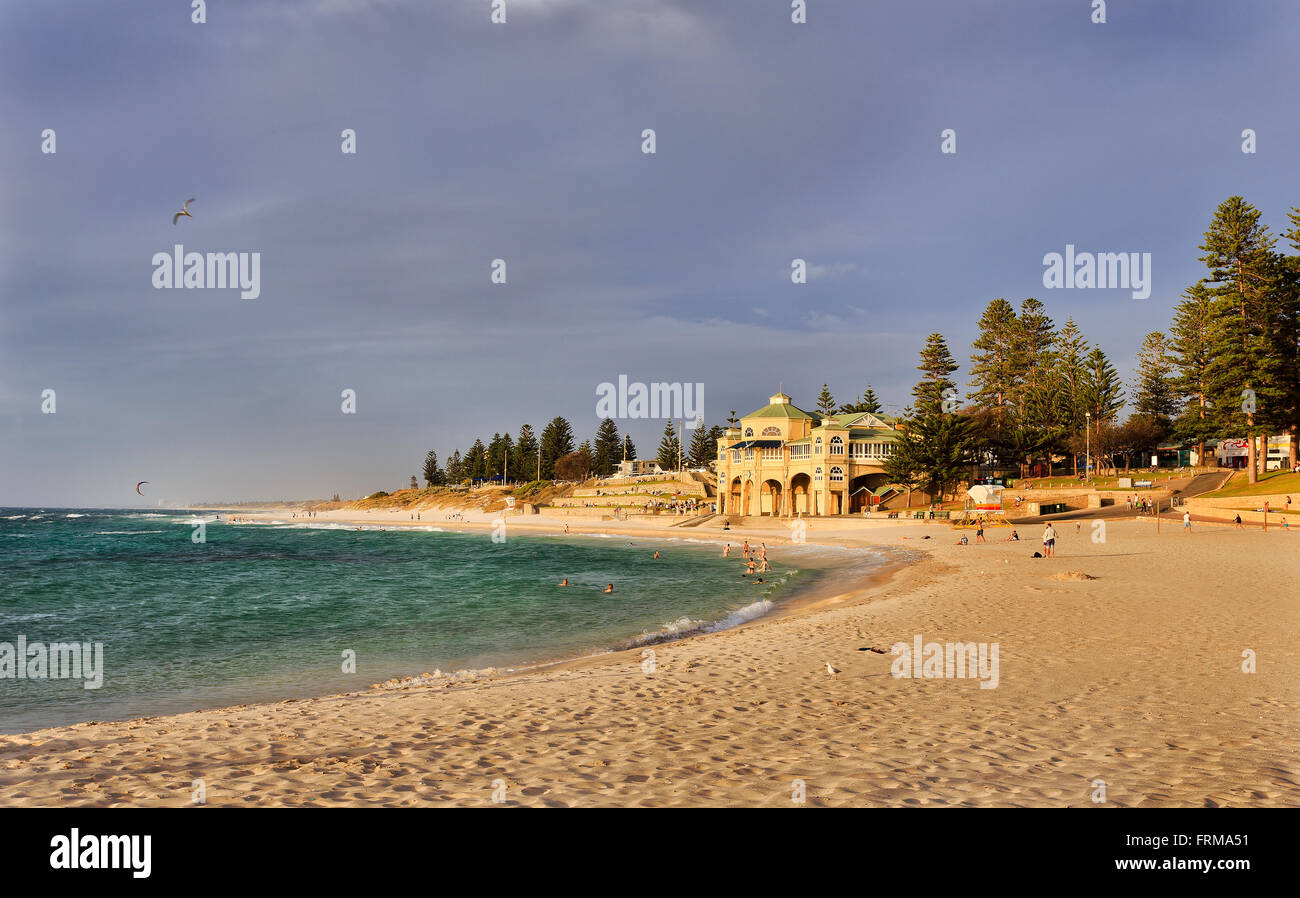 vor Sonnenuntergang Cottlesloe Strand in Western Australien Perth an der Küste des Indischen Ozeans. Menschen, die Wasser Freizeit aktiv genießen entspannen Stockfoto