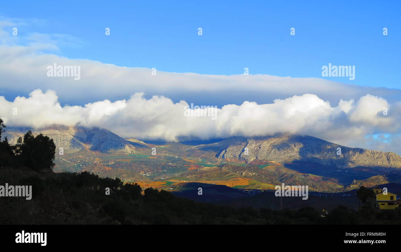 Weiße Wolken über Guadalhorce Valley Andalusien Spanien Stockfoto