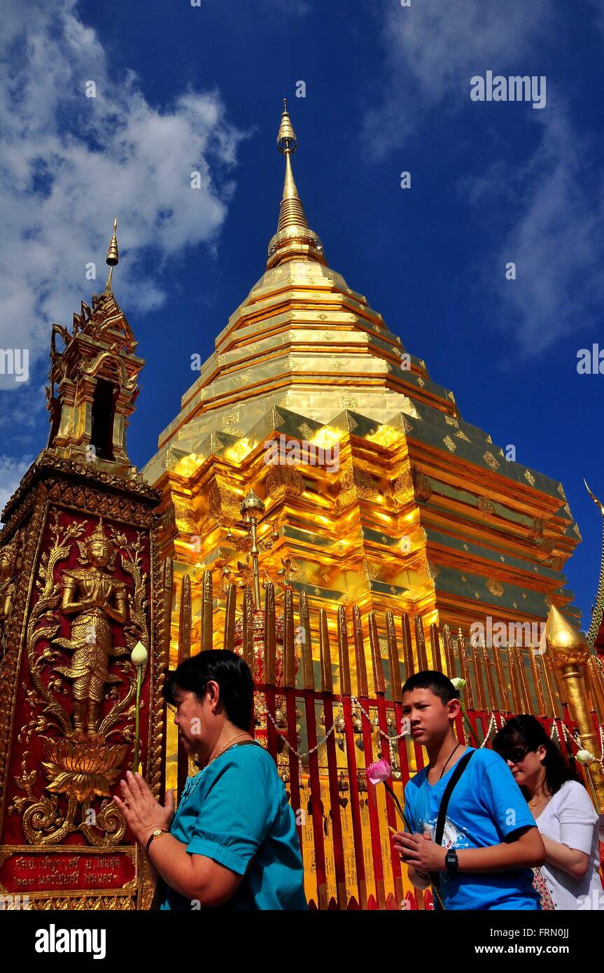 Chiang Mai. Thailand: Gläubige Thais, Hände im Gebet, umschließen die Heilige goldenen Chedi im Wat Doi Suthep * Stockfoto