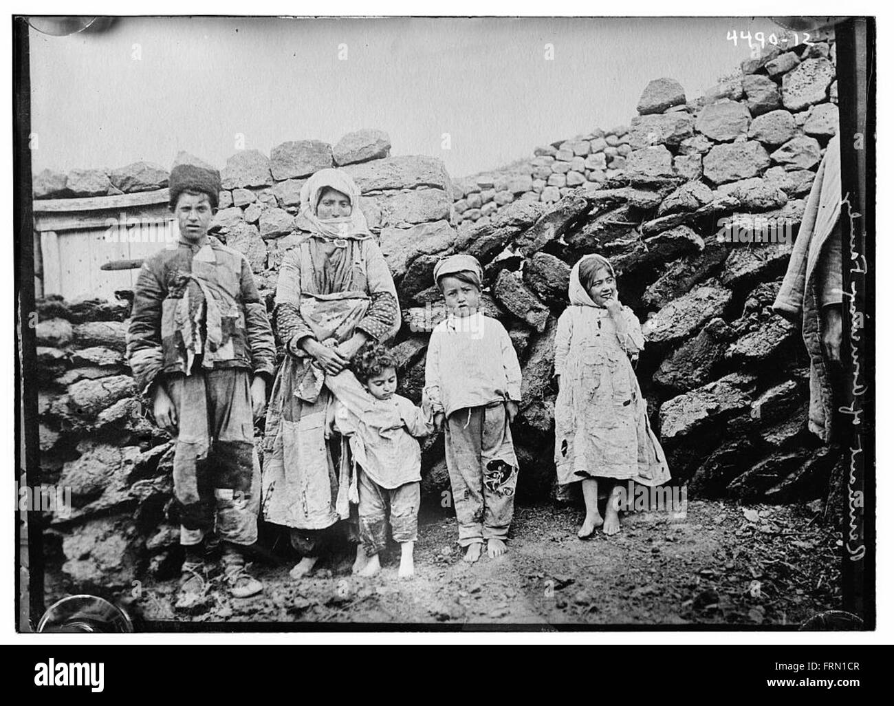 Dieses historische Artefakt stellt einen Überrest des armenischen Familienerbes dar und zeigt die kulturelle Bedeutung und die Bedeutung der Bewahrung der Familiengeschichte und -Traditionen über Generationen hinweg. Stockfoto