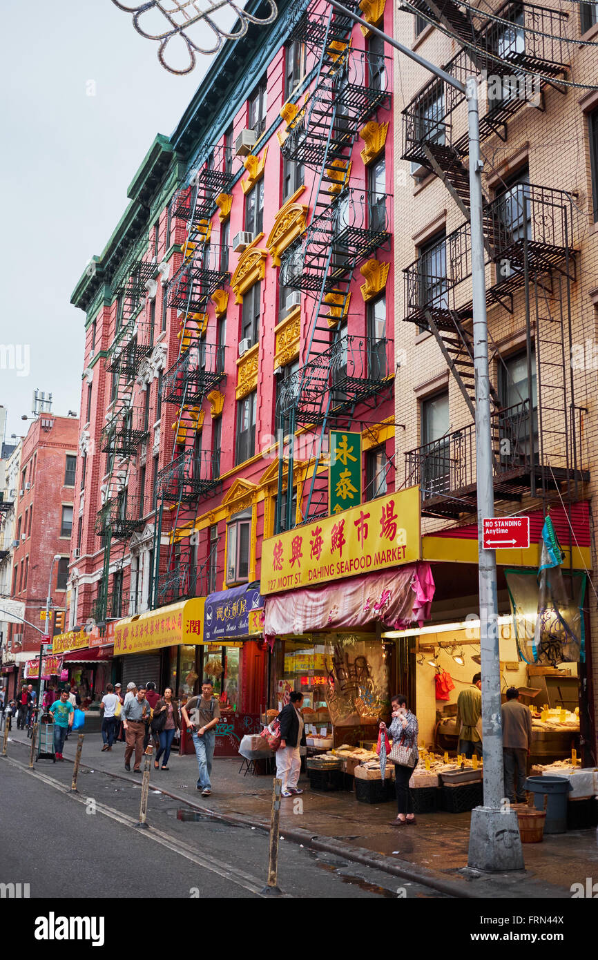 Fischmarkt in einem Gebäude mit einer typischen bemalten Fassade in Chinatown Stockfoto