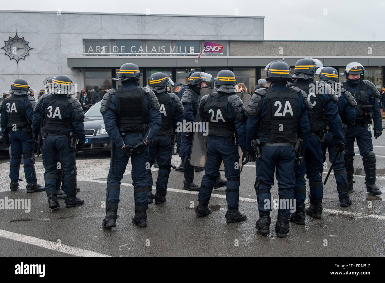 Willy Destierdt, Organisator des heutigen gescheiterten Anti-Einwanderungs-März, wird von der Polizei außerhalb Bahnhof Gare De Calais Ville verhaftet. Polizei Schlagstock Runden mit Tränengas wurden im Standby-Modus rund um den Bahnhof wo rund 20 rechtsextremen Demonstranten Stockfoto