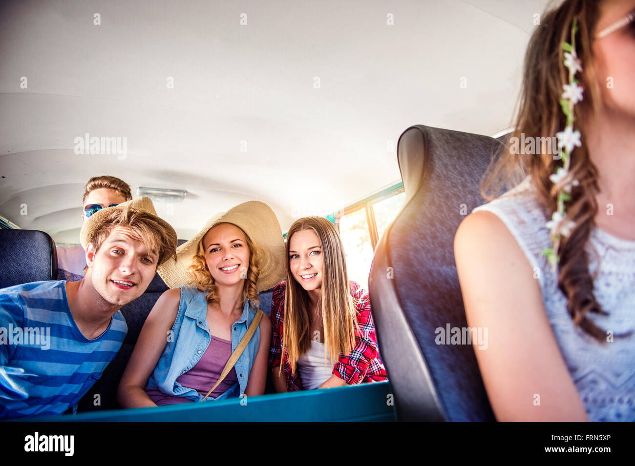 Teenager-Jungen und Mädchen im Inneren eines alten Wohnmobil, roadtrip Stockfoto
