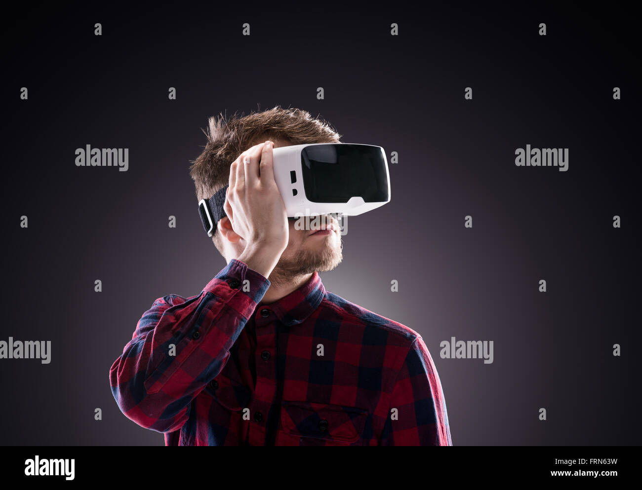 Mann mit virtual-Reality-Brille. Studio gedreht, schwarz staatlich Stockfoto