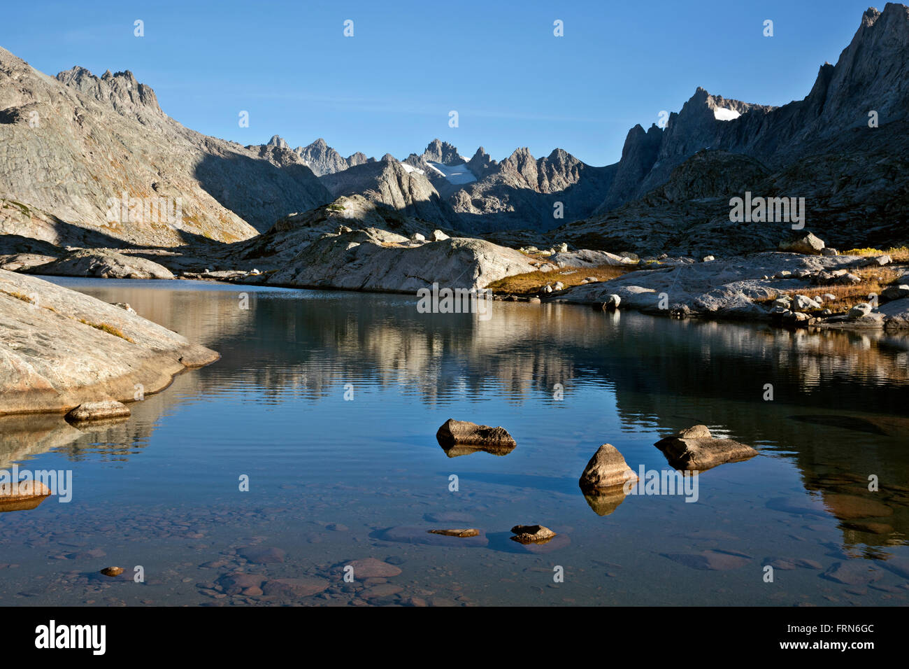 WY011371-00... WYOMING - Morgen an einem kleinen See im Bereich der Wind River Range in die Bridger Wilderness Titcomb Becken. Stockfoto