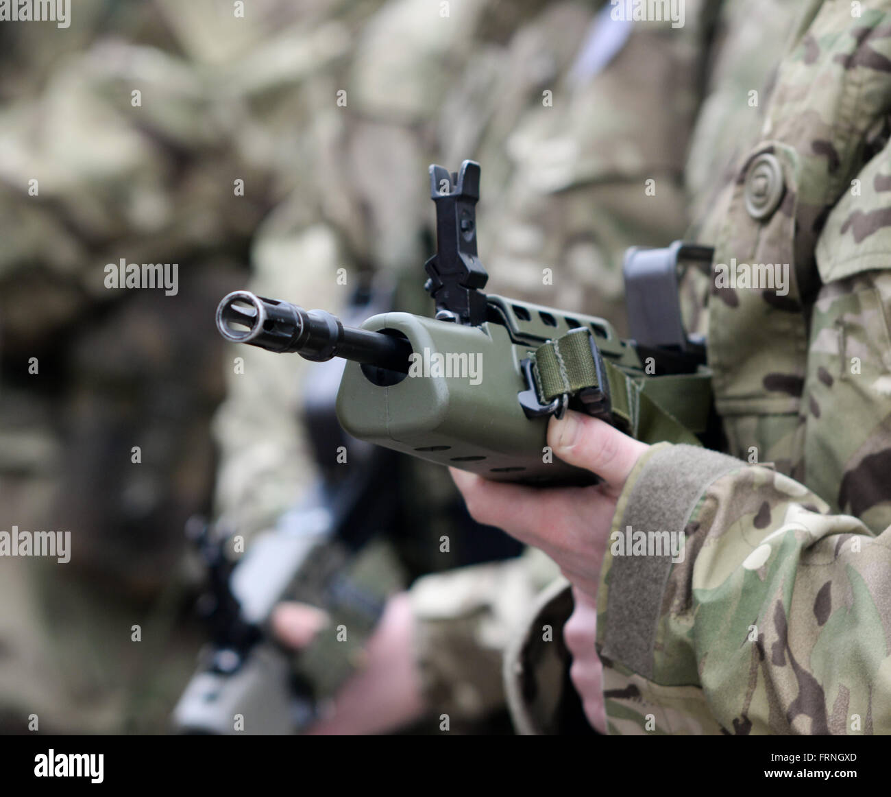 Soldaten halten ihre standard-Ausgabe SA80 Gewehr Stockfoto