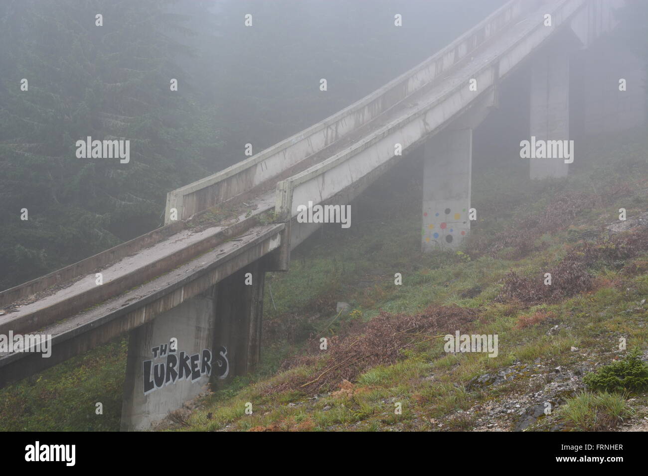 Eines der Skigebiete springt aus dem 1984 Olympia-Gelände außerhalb von Sarajevo. Das Areal wurde von der UNO während des Krieges genutzt. Stockfoto