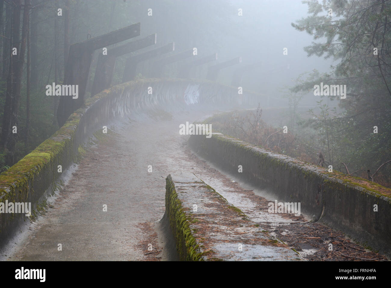 Die beschädigten und verlassenen Bobbahn der Olympischen Website in den Bergen oberhalb von Sarajevo 1984 laufen. Stockfoto
