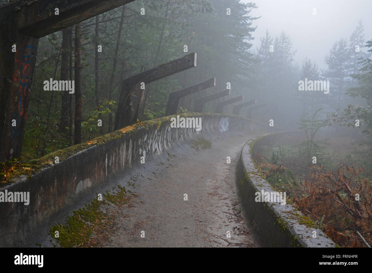 Die beschädigten und verlassenen Bobbahn der Olympischen Website in den Bergen oberhalb von Sarajevo 1984 laufen. Stockfoto