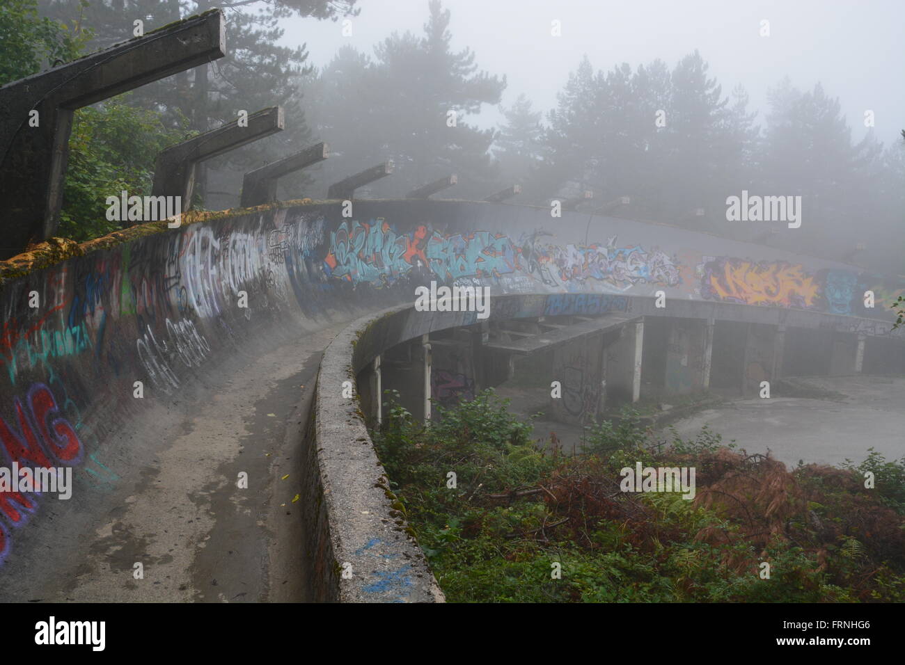 Die beschädigten und verlassenen Bobbahn der Olympischen Website in den Bergen oberhalb von Sarajevo 1984 laufen. Stockfoto