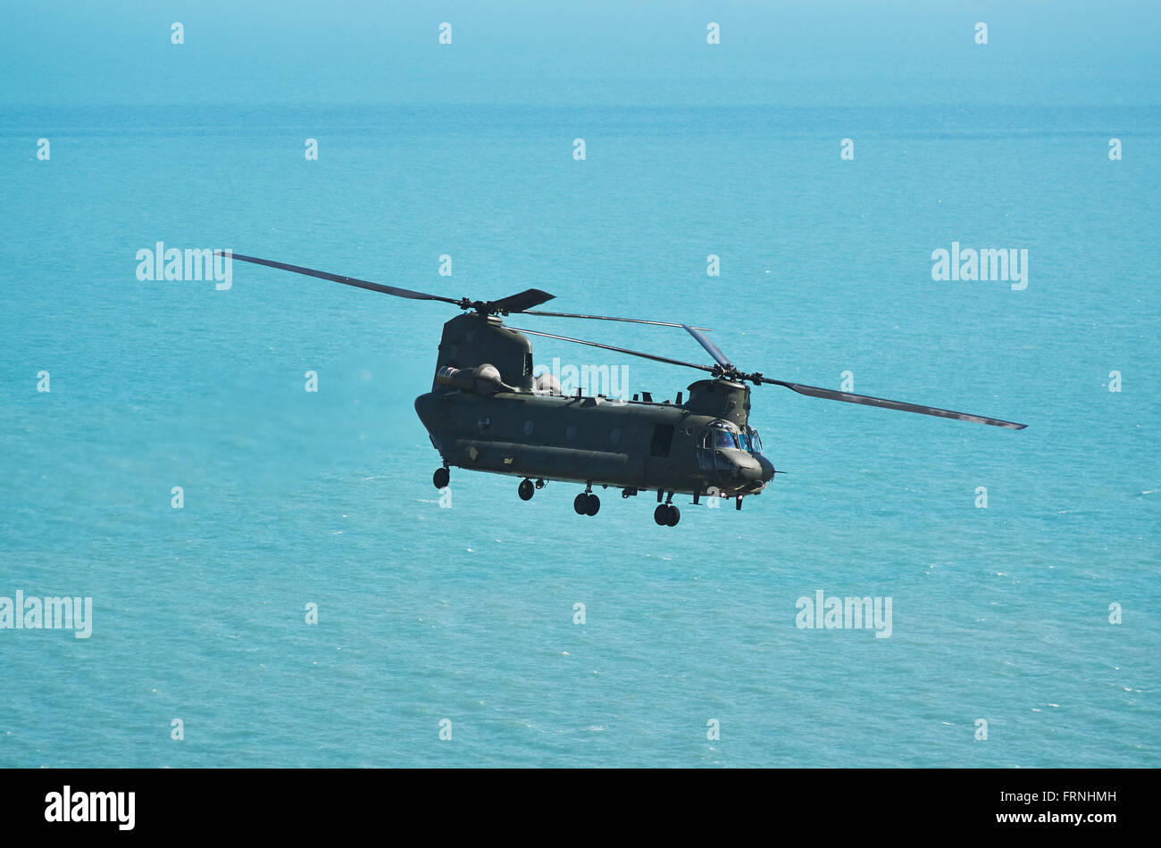 EASTBOURNE, ENGLAND - 14. August 2015: RAF Hubschrauber Chinook HC4 führt auf der Airshow Airbourne. RAF Chinook bieten Heavy-l Stockfoto