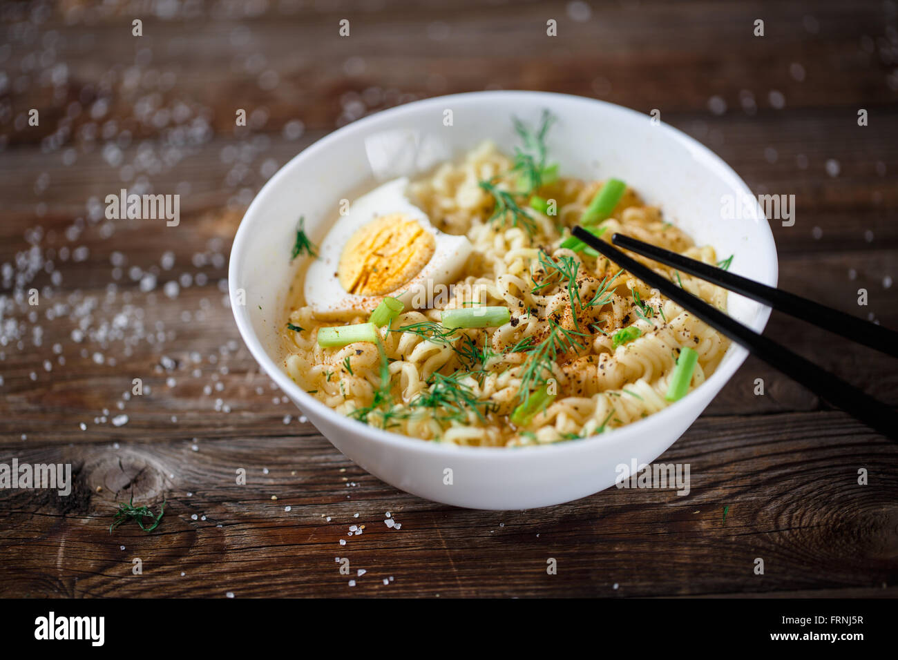 Asiatische Nudeln mit frischen grünen Zwiebeln und gekochtes Ei Stockfoto