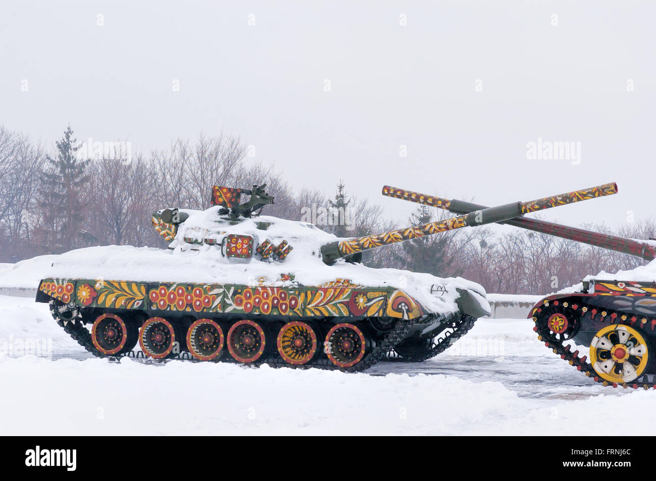 Blumige ukrainische t-64 Panzer unter dem Schnee Stockfoto