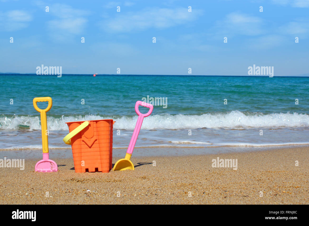 Strand mit Spielzeug-Sommer-Szene Stockfoto