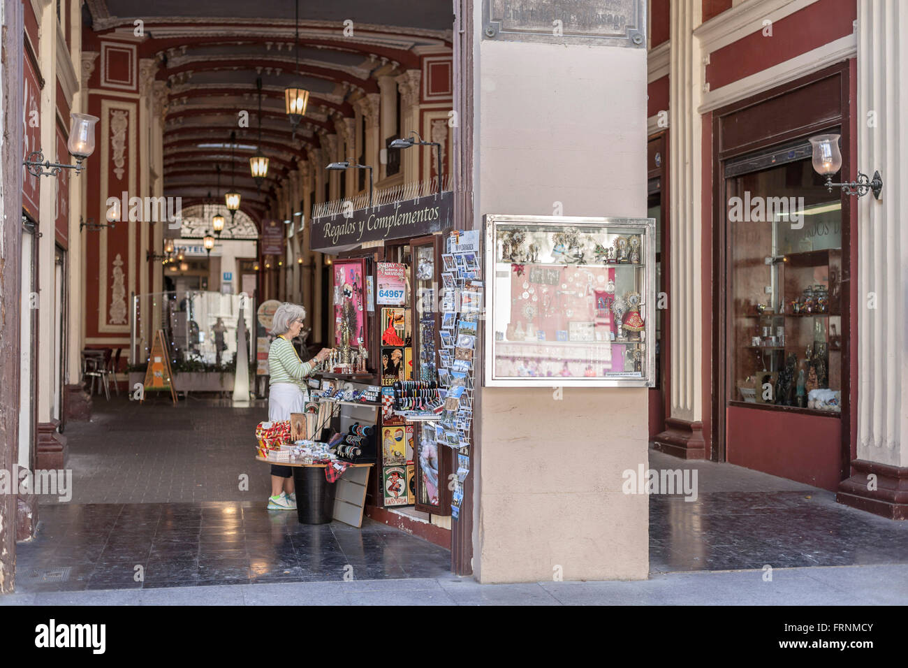 Speichern Sie Souvenirs im Plaza del Pilar, Zaragoza, Aragón, Spanien. Stockfoto