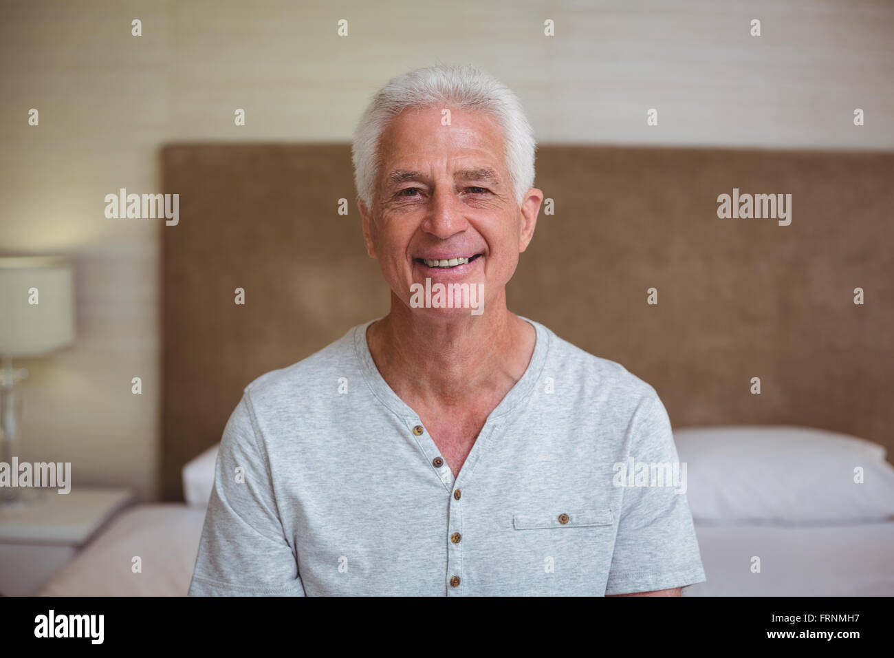 Porträt von smart senior woman auf Bett Stockfoto