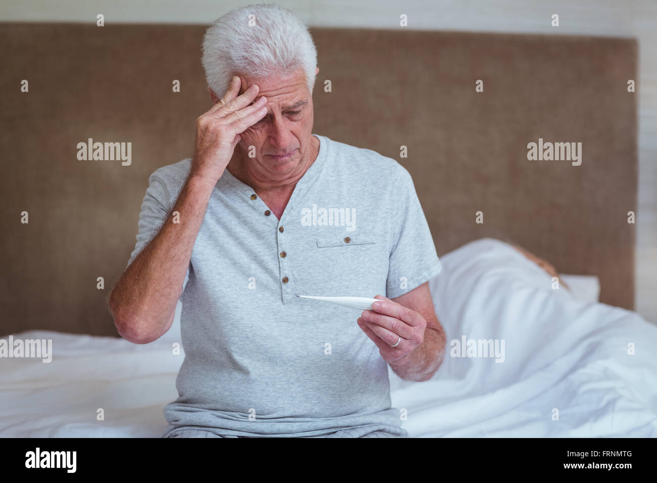 Senior woman Überprüfung thermometer Stockfoto