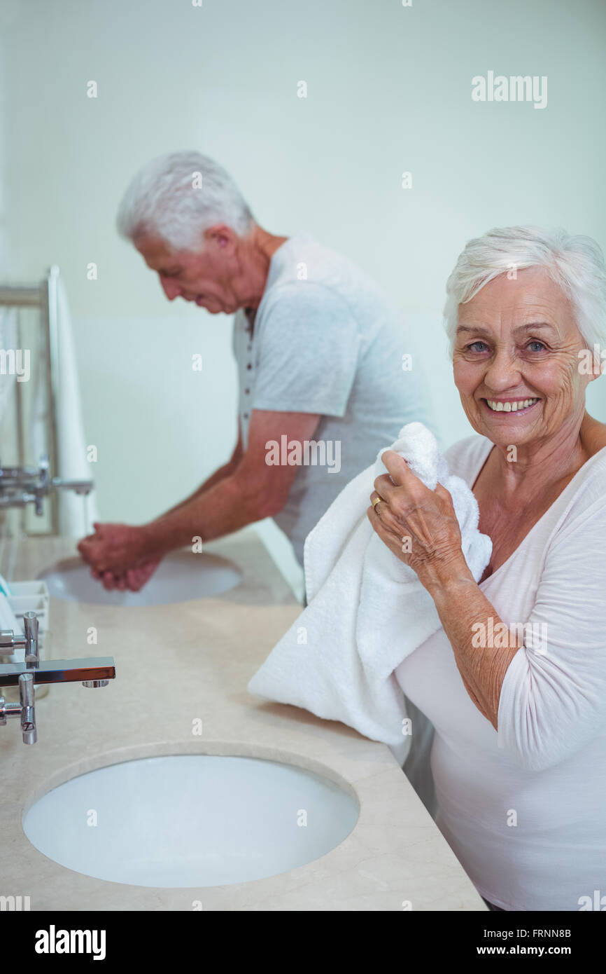 Ältere Frau und Mann Reinigung Hände im Badezimmer Stockfoto