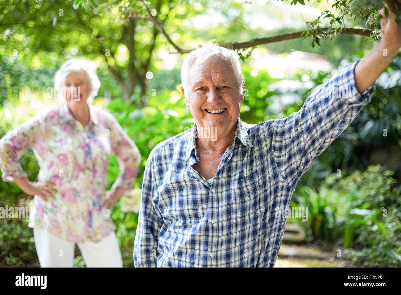 Ältere Mann mit Frau stehen im Hintergrund Stockfoto