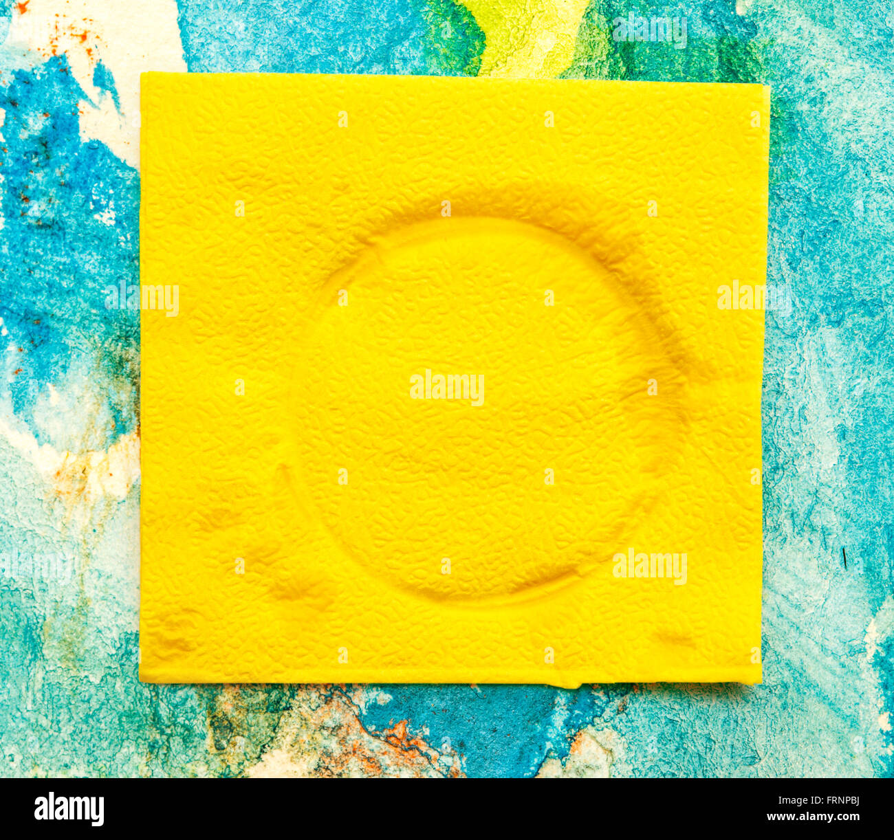 Einzelne verwendete Serviette in Nahaufnahme als Hintergrund Stockfoto