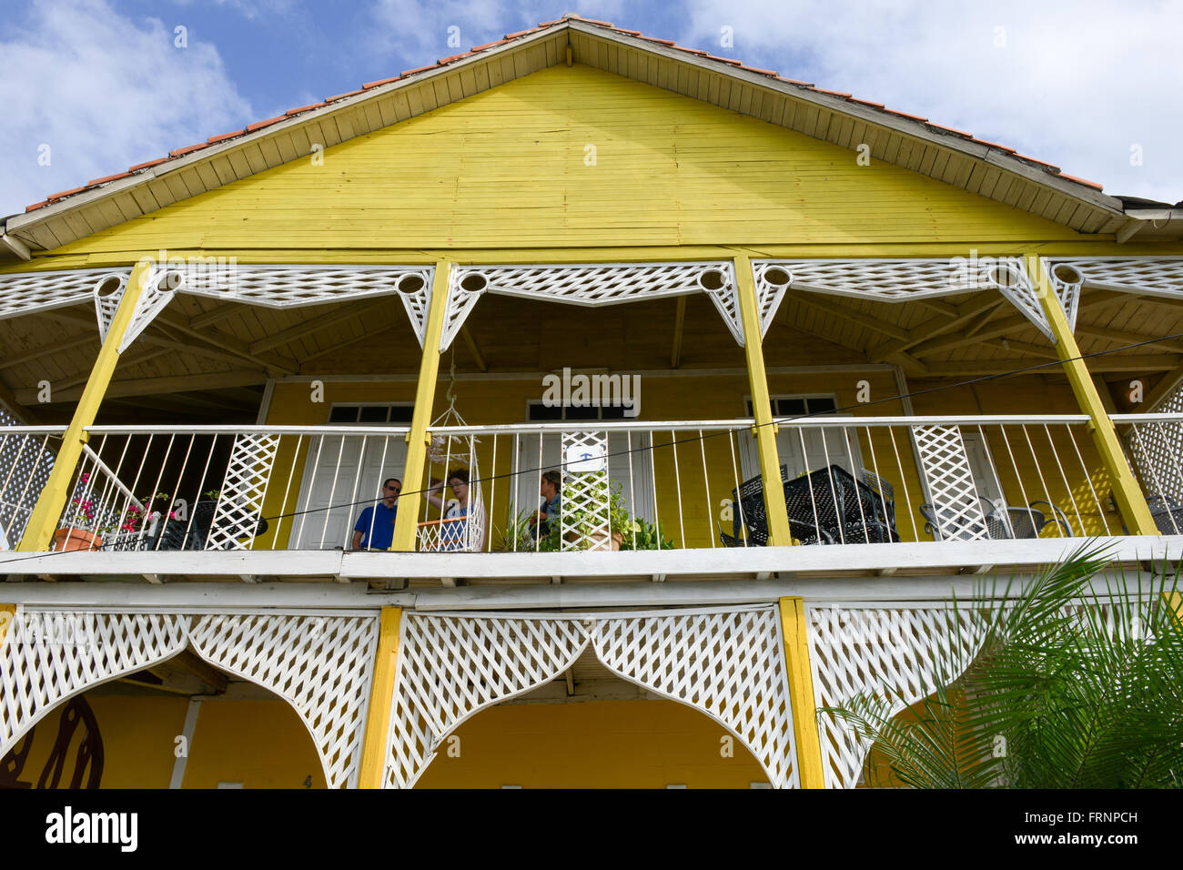 Cienfuegos, Kuba - 18. Januar 2016: Menschen sprechen auf dem Balkon eines kolonialen Herrenhauses in der Altstadt von Cienfuegos, Kuba Stockfoto