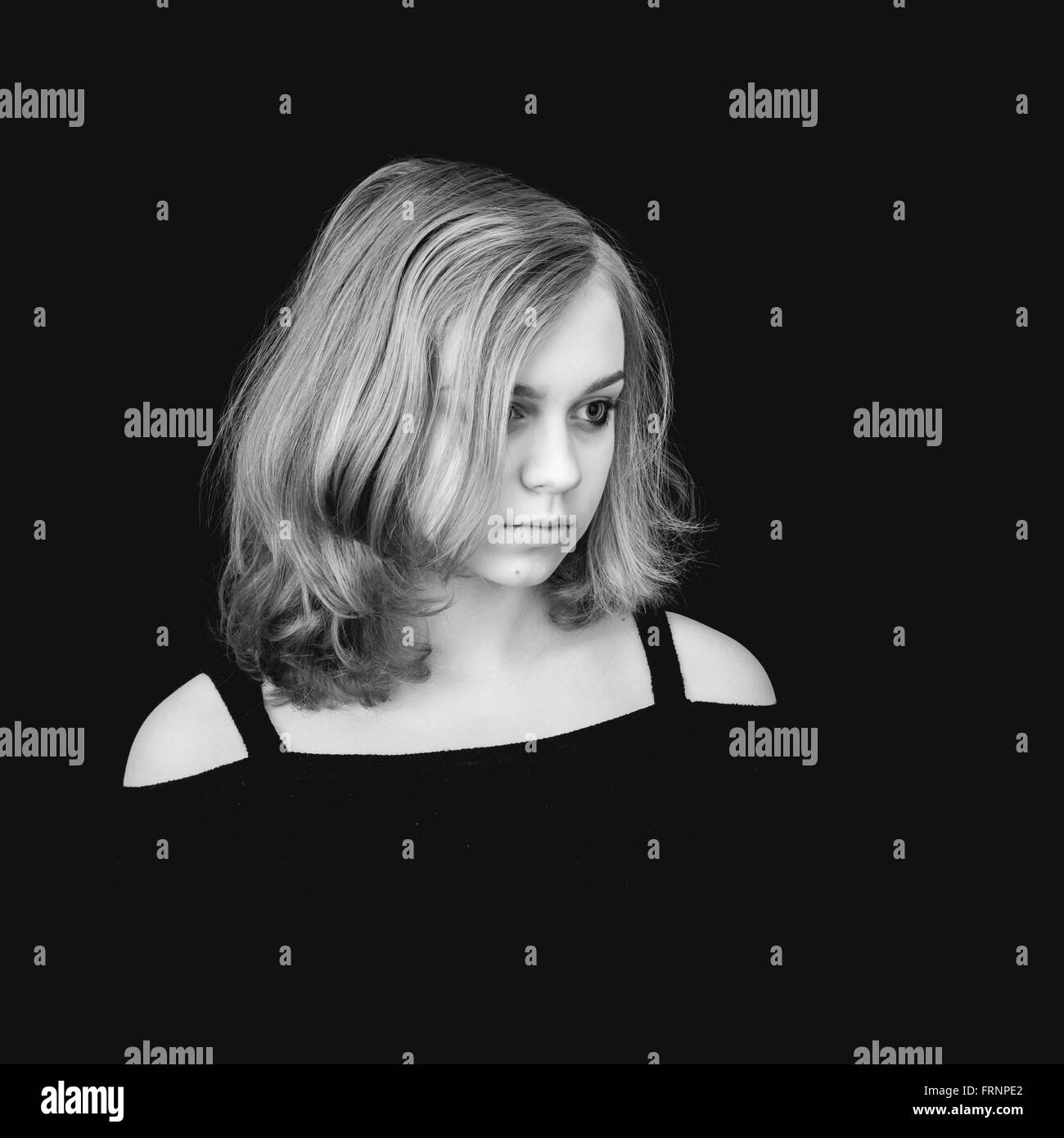 Schwarz / weiß Porträt der schönen Teenager kaukasischen blonde Mädchen auf schwarzem Hintergrund Stockfoto
