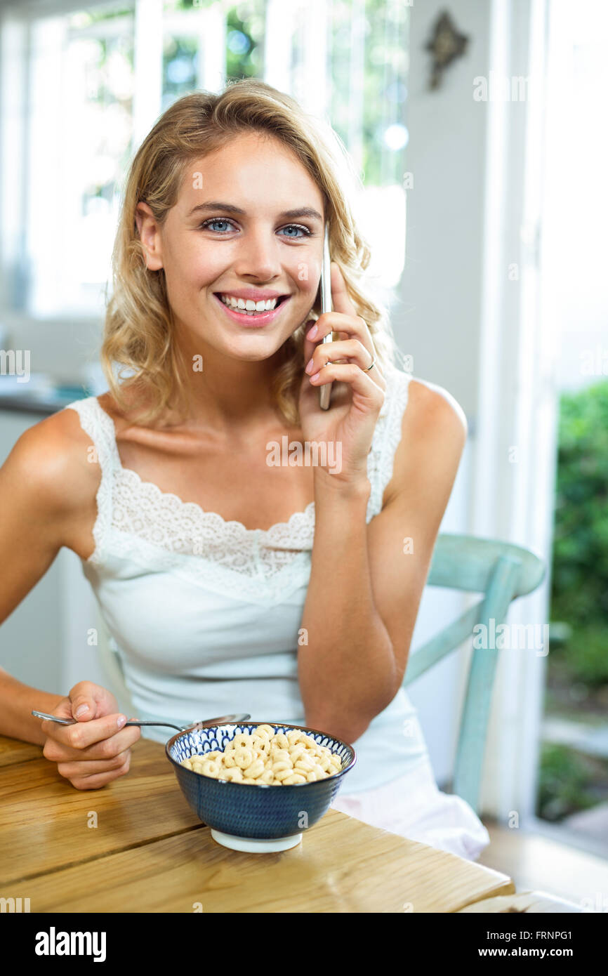 Porträt von lächelnden Frau am Telefon zu Hause Stockfoto