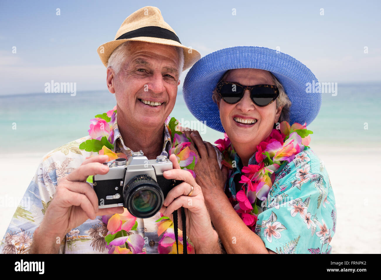 Senior Paar durch Anklicken eines Fotos mit der Kamera Stockfoto