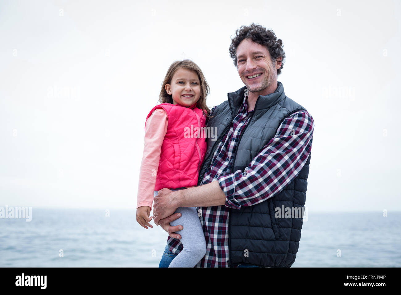 Lächelnden Vater mit Tochter am Strand Stockfoto