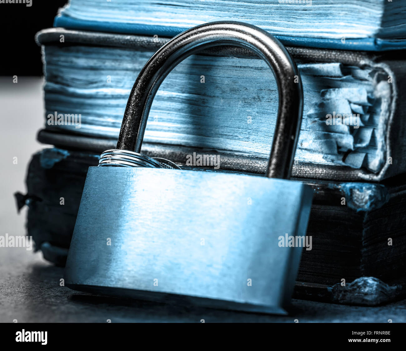 Tastensperre vor dem Hintergrund der Bücher Stockfoto