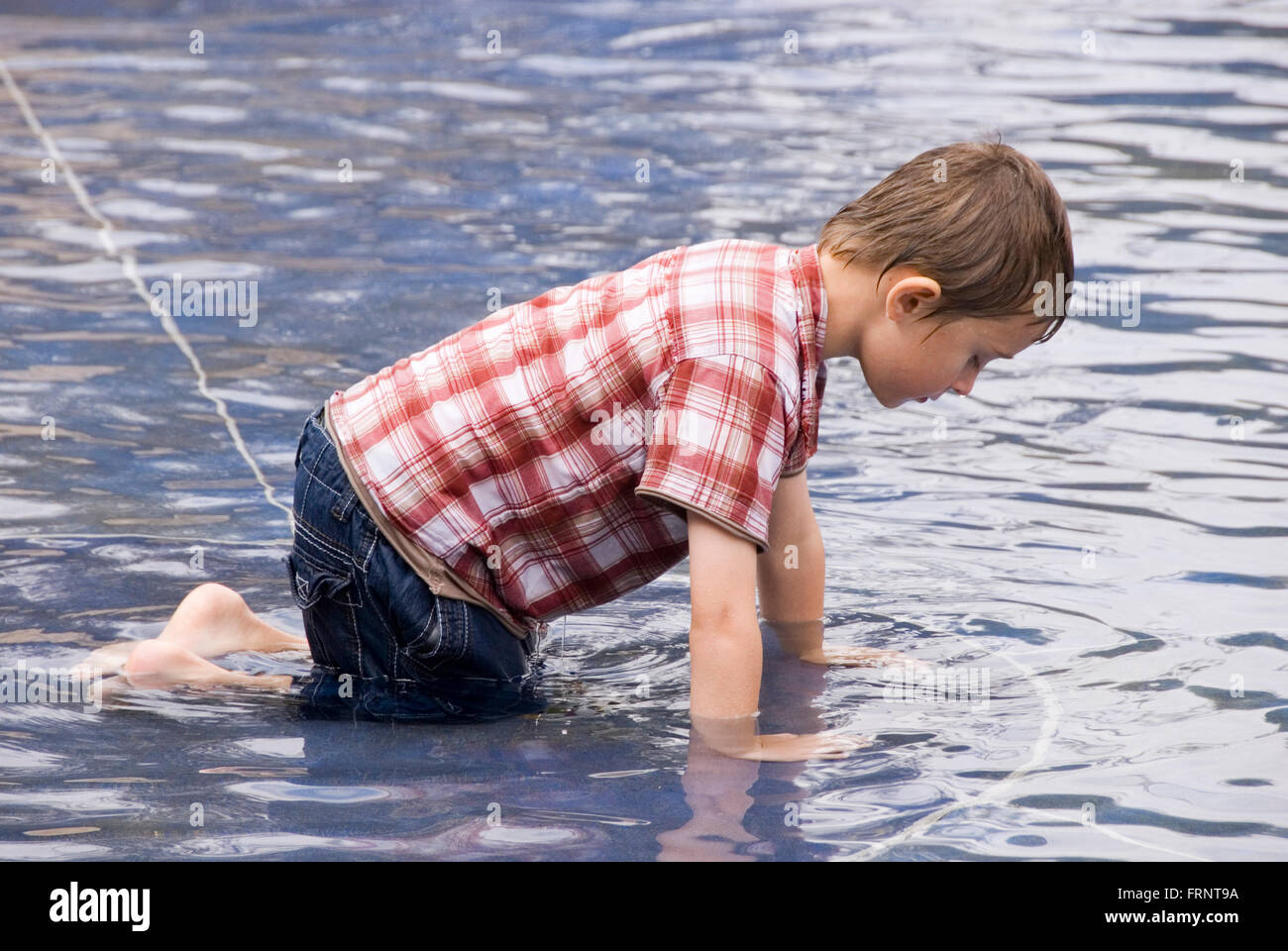 Soaking wet boy Fotos und Bildmaterial in hoher Auflösung Alamy
