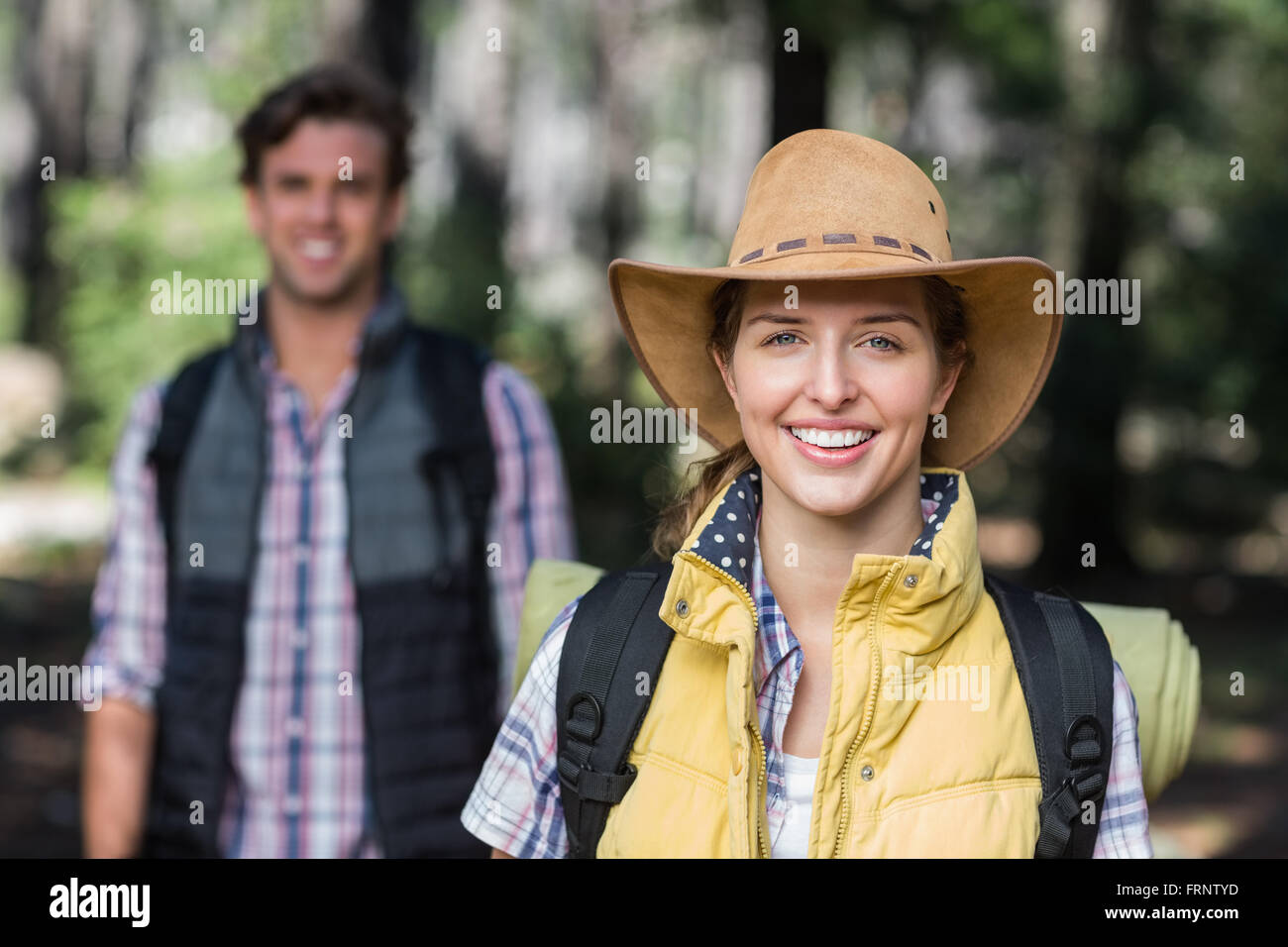 Porträt der selbstbewusste junge Frau mit partner Stockfoto