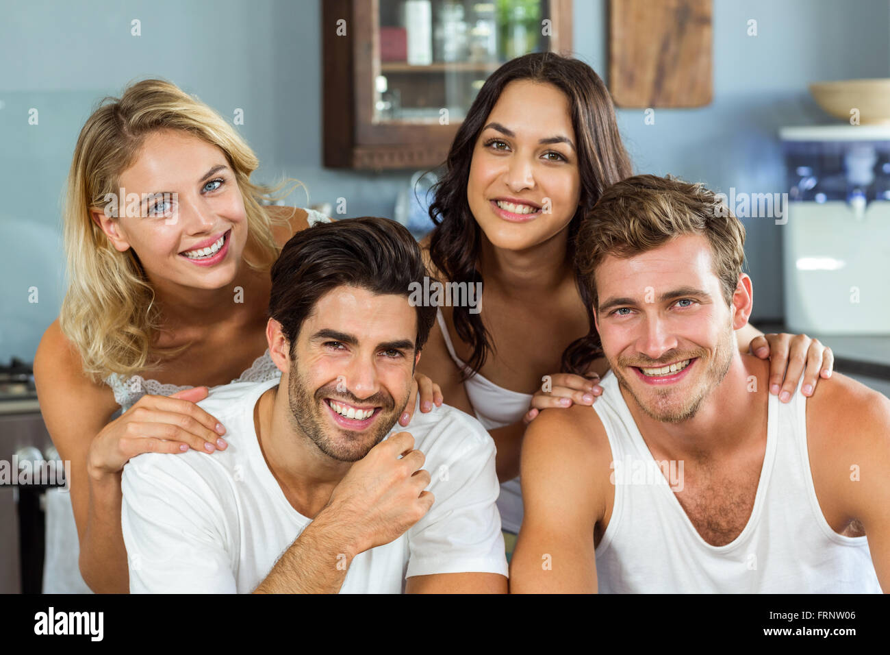 Schöne junge Paare lächelnd zu Hause Stockfoto