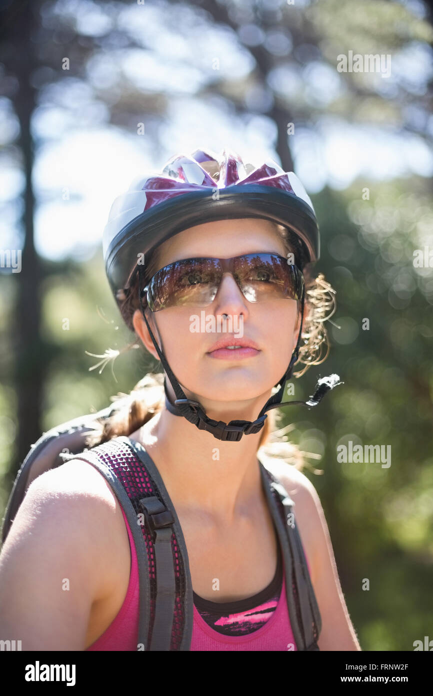 Nachdenkliche Frau tragen Helm Stockfoto