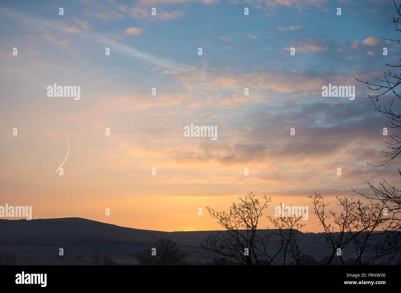 Dawn mit Sonne sich zu erheben über Devizes Wiltshire UK Stockfoto