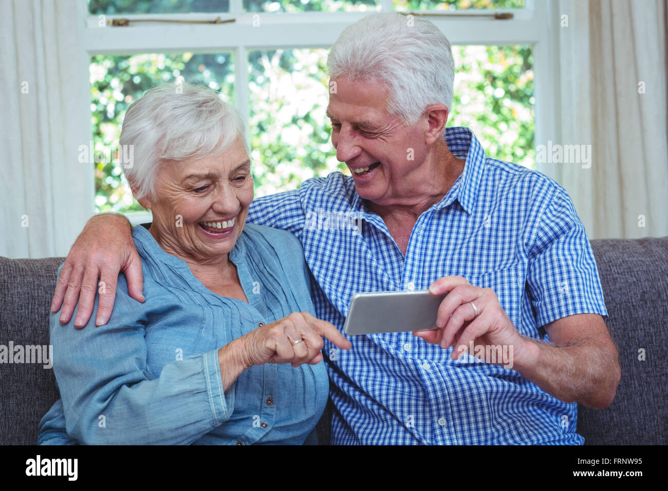 Älteres Paar mit Telefon Lächeln Stockfoto