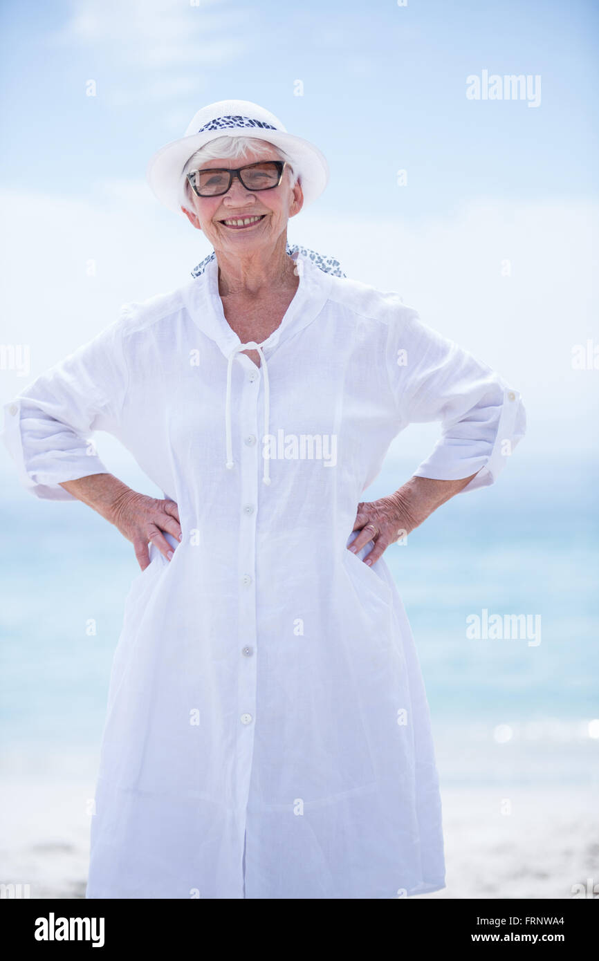 Fröhliche senior Frau stehend auf See Ufer Stockfoto