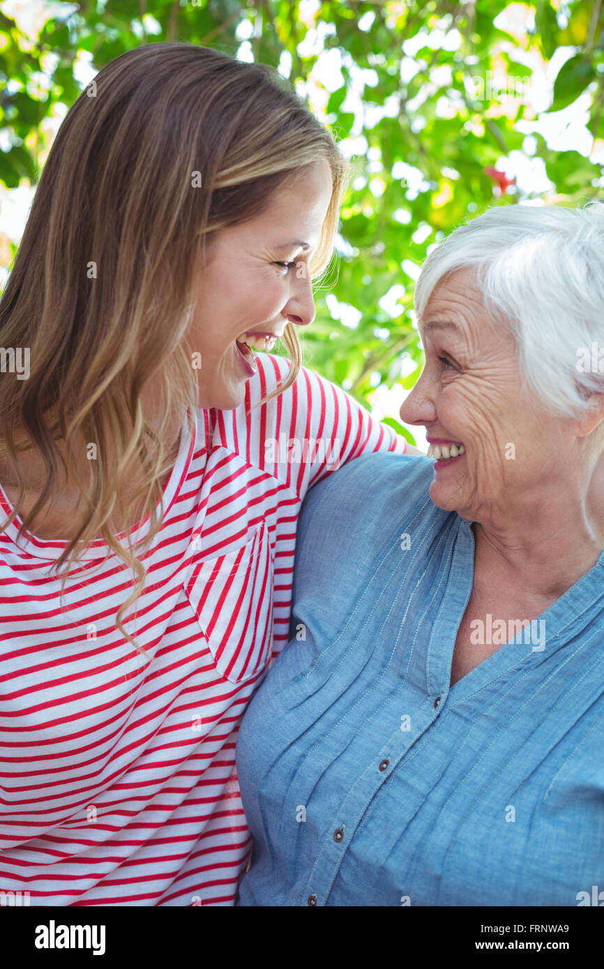 Fröhliche Mutter und Tochter mit Arm um Stockfoto