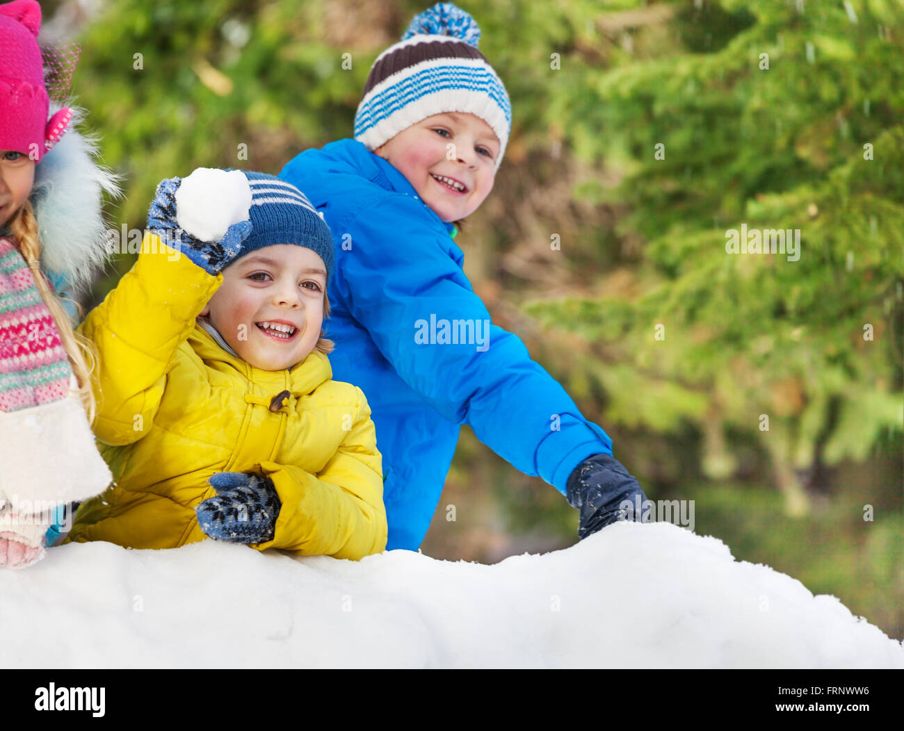 Kleine Jungs werfen Schneebälle im Winter park Stockfoto