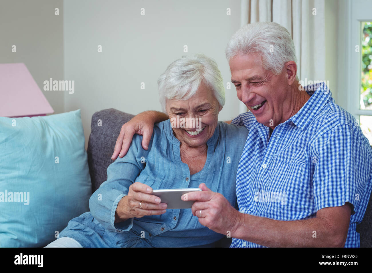 Gerne älteres Paar mit Phone Stockfoto