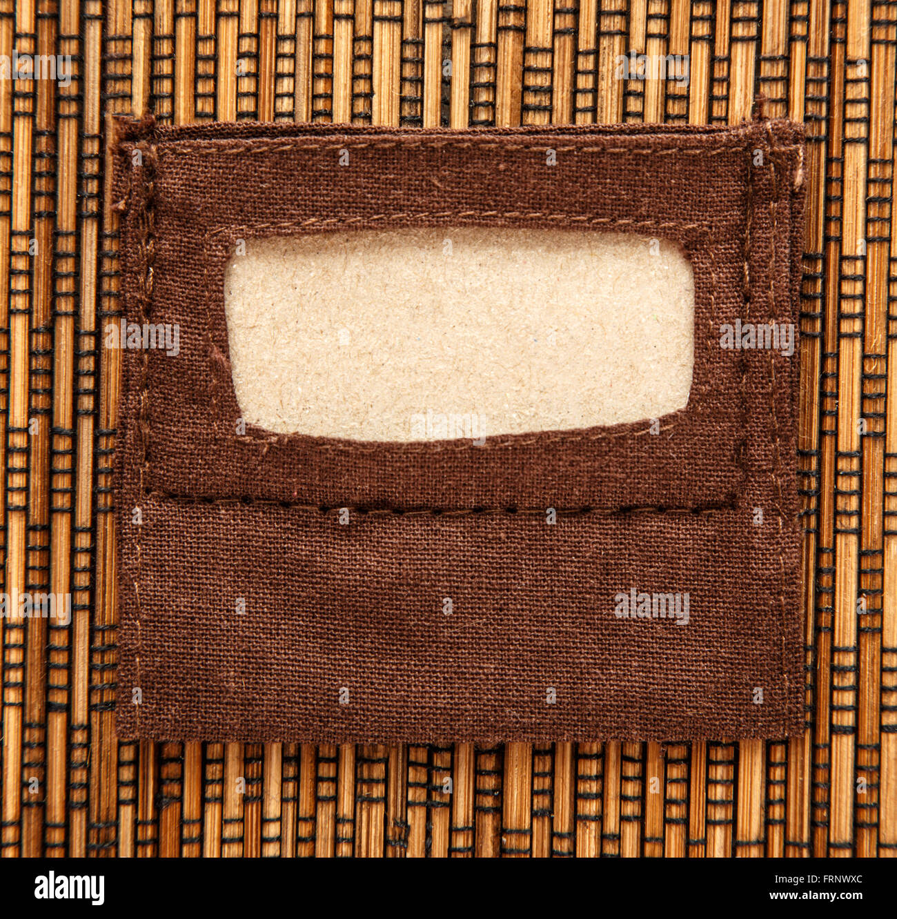 Blankopapier Typenschild auf dem hölzernen Hintergrund Stockfoto